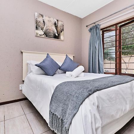 Spacious & Modern 2Bed 1 Bath Apartment In The Heart Of Broadacres Sandton Exterior photo