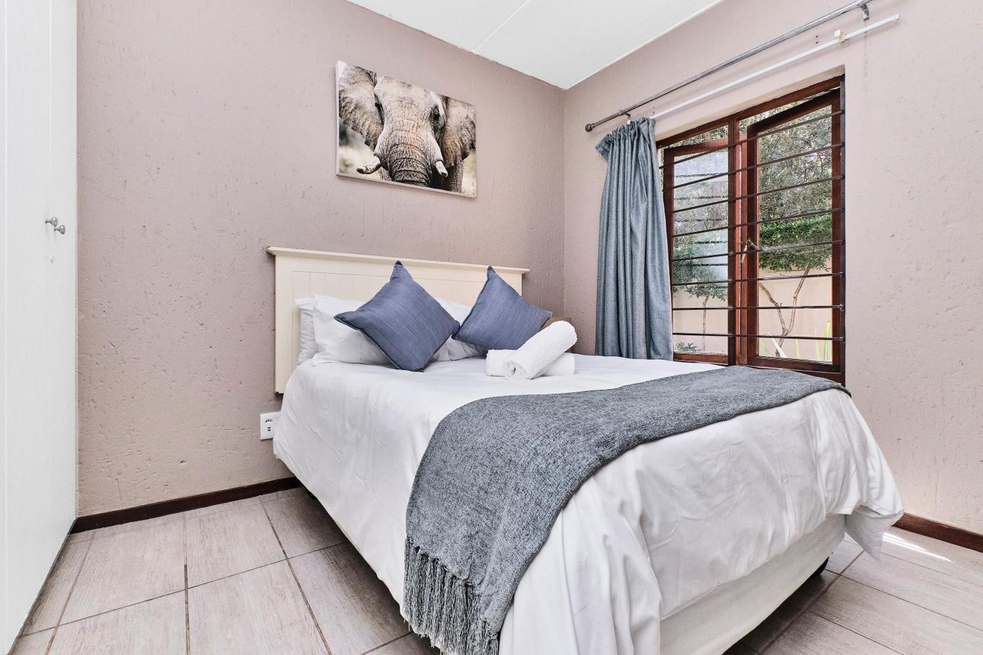 Spacious & Modern 2Bed 1 Bath Apartment In The Heart Of Broadacres Sandton Exterior photo